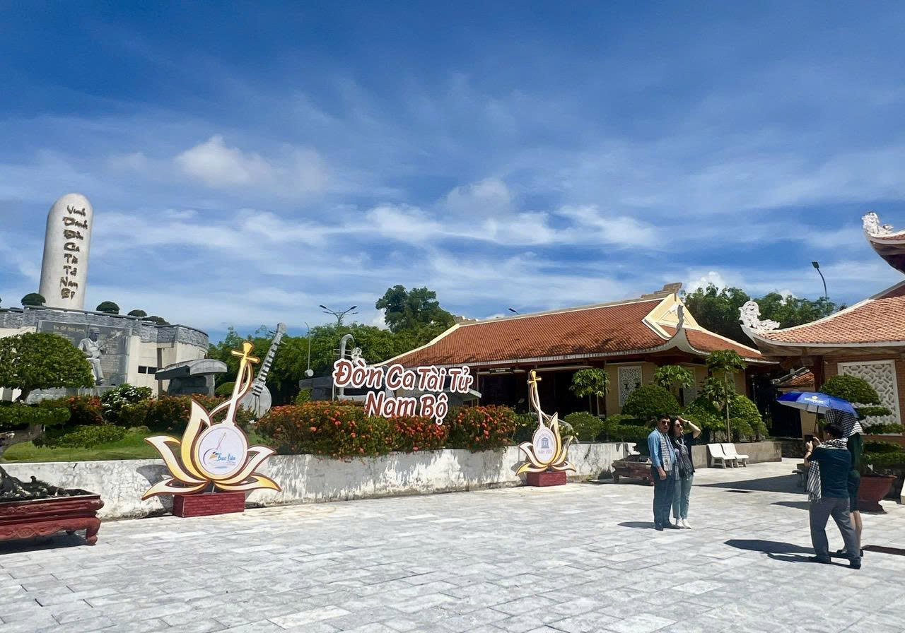 Thăm khu lưu niệm nhạc sĩ Cao Văn Lầu, nhớ thời cải lương đông khách